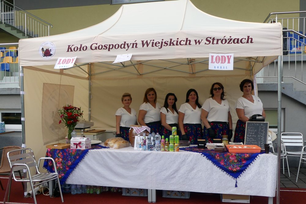 Stoisko koła gospodyń wiejskich z wypiekami i rękodziełem