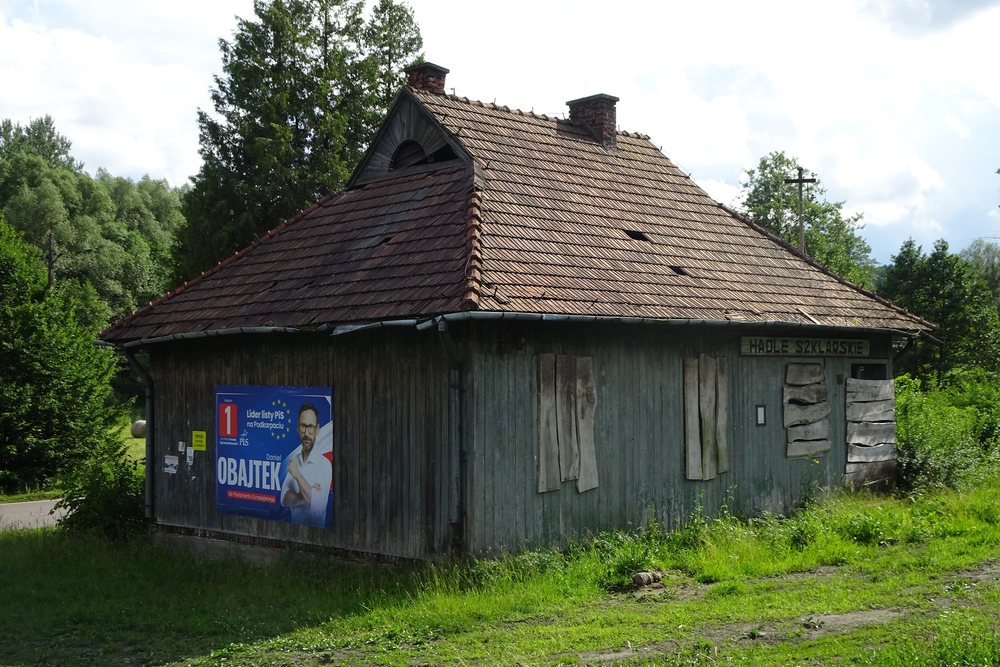 Drewniana poczekalnia na przystanku kolejowym w Hadlach Szklarskich